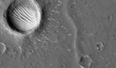 Çin’in Mars keşif aracı Zhurong, Kızıl Gezegen’e ilk ayak izini bıraktı
