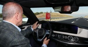 Cumhurbaşkanlığı İletişim Başkanı Altun, Cumhurbaşkanı Erdoğan'ın otomobil kullandığı görüntüleri paylaştı