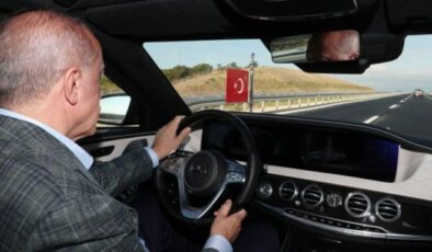 Cumhurbaşkanlığı İletişim Başkanı Altun, Cumhurbaşkanı Erdoğan’ın otomobil kullandığı görüntüleri paylaştı