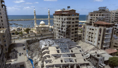 İsrail saldırısında yıkılan 13 katlı binanın sahibi, Uluslararası Ceza Mahkemesi’ne suç duyurusunda bulundu