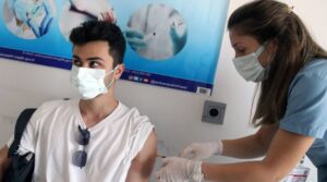 Türkiye'de uygulanan Covid-19 aşısı 100 milyon dozu geçti